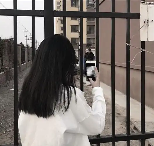 头像中的女生同样头发是黑长直的,并且身穿校服背着双肩包,看背影就