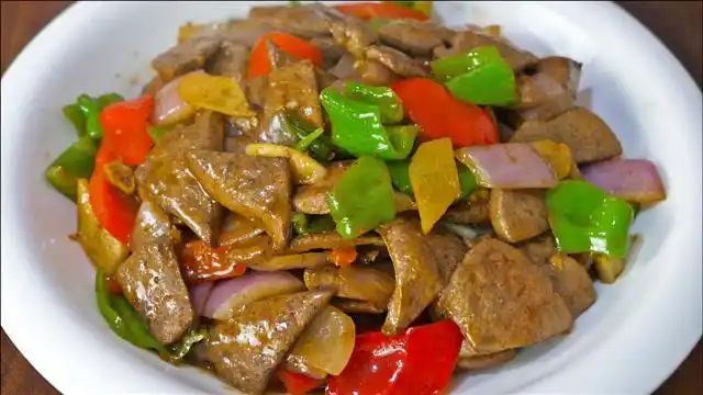 炒猪肝好多人第一步就做错了,难怪不好吃,看饭店大厨怎么做的