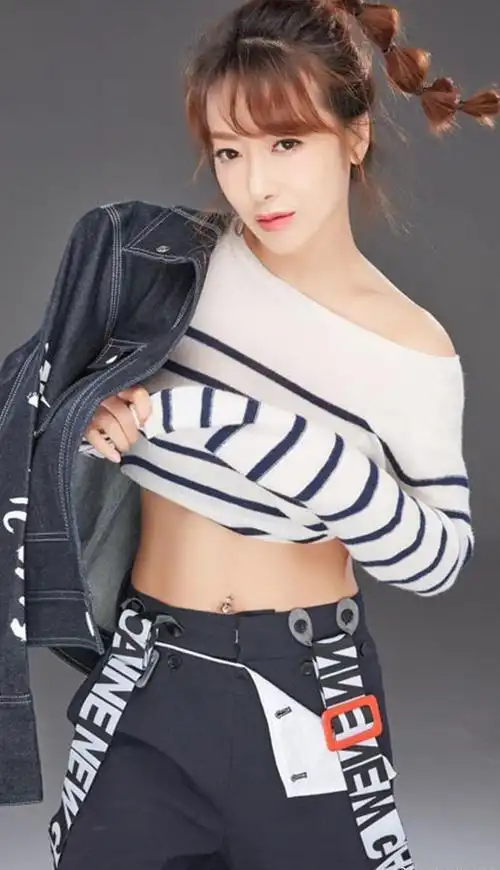 陈紫函真是太大胆了真空穿西装凹造型长腿细腰太抢镜