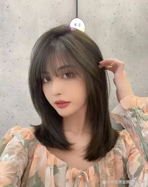 高层次感的锁骨发是今年超级火的一款发型设计,漫画刘海的设计修饰