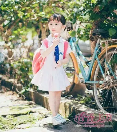 可爱短发发型扎法步骤 儿童短发辫子发型图片(3)