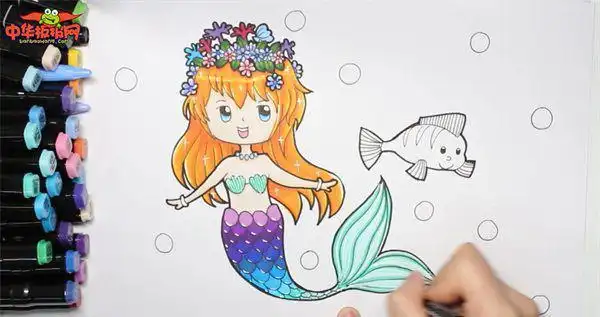 鱼鳍用黄色来涂,泡泡涂成蓝色,简单的美人鱼简笔画就画好啦