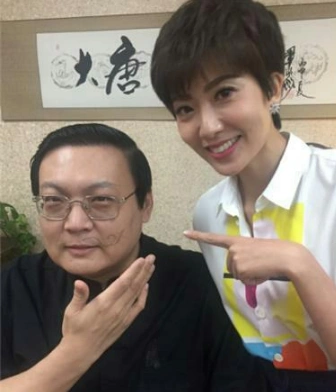 45岁梁宏达全家照:娇妻竟这般美艳,他自曝20年未要孩子隐情