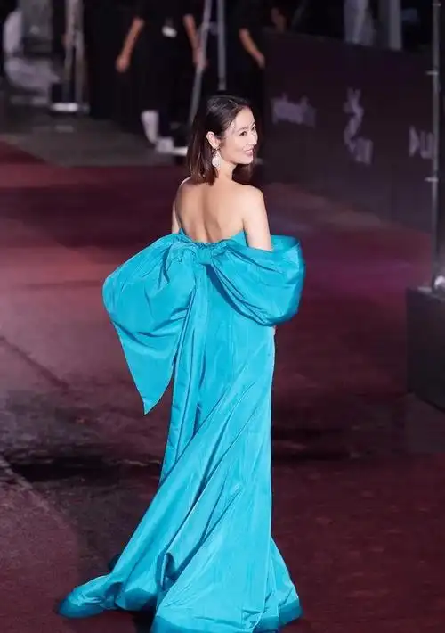林心如一袭蓝色抹胸长裙后背的大蝴蝶结衬得林心如更加婀娜多姿了