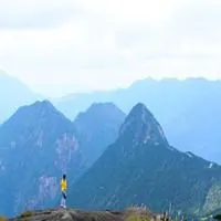 面对大山头像_面朝山峰的头像