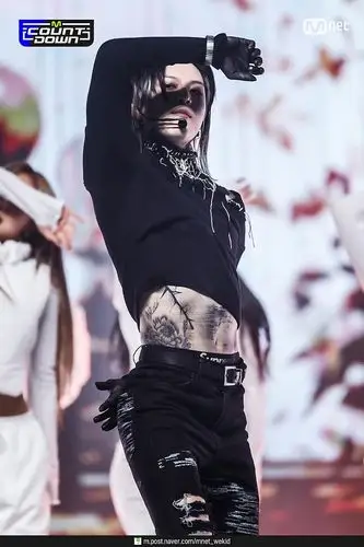 有人好奇泰民侧腰纹身到底是什么的吗这点涩图我还是有的.