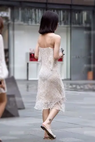 街拍:小姐姐身穿白色吊带裙,优雅气质少女感满满,美得心动!