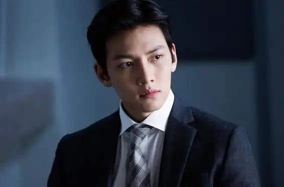 healer池昌旭出生于1987年,是韩国最帅十大男明星之一,他凭借着电视剧