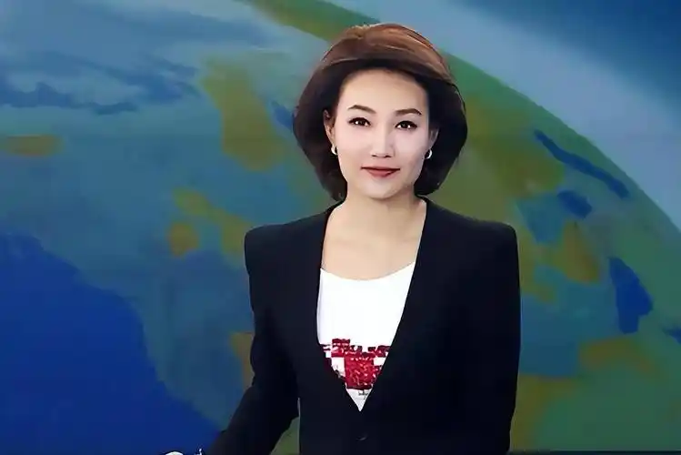 央视美女主持人李梓萌:贷款上班,47岁仍未婚,婚恋成父母心病_同学