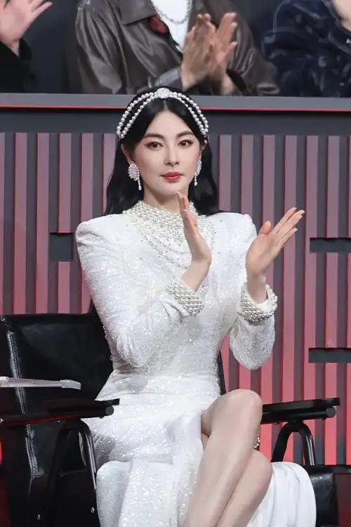 张雨绮珍珠礼裙#张雨绮这个造型也太好看了吧,珍珠就像专门为姐搅量