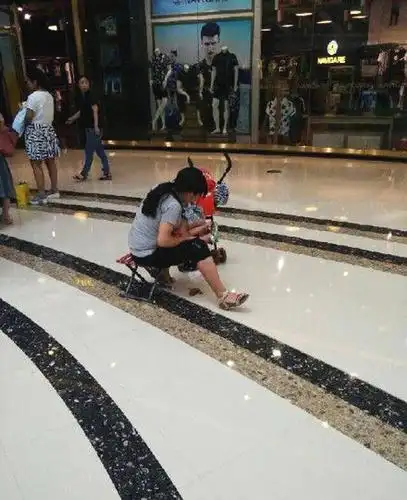 网曝父母带小孩在商场大便 距厕所仅5米