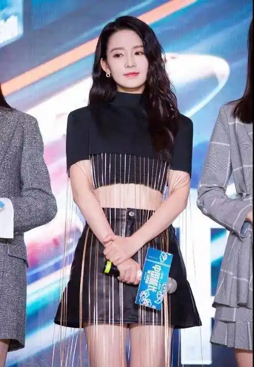 李沁的腰太细了吧?穿露脐装搭休闲裤走机场,清爽帅气好时髦