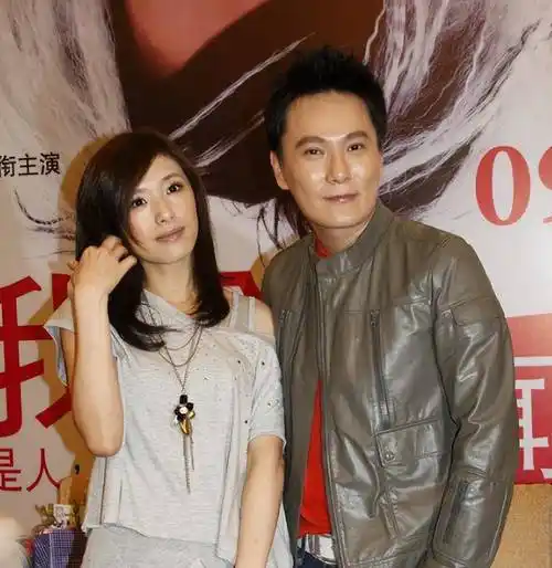 张信哲商演太丢面,与富婆牵手唱歌举止暧昧,出场费竟高达130万_少女