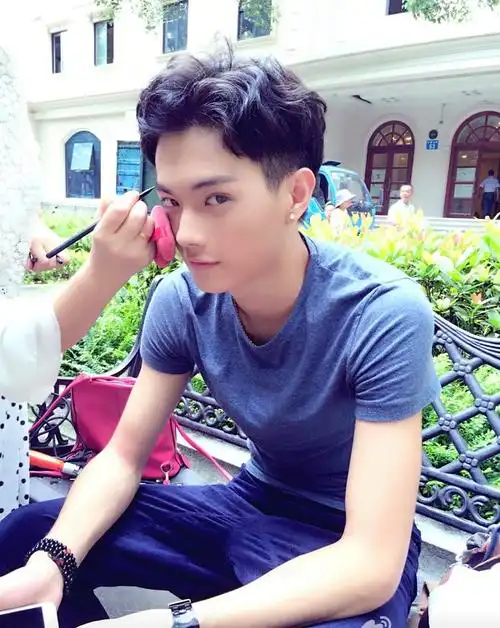 许凯是少有的出道前就很帅的演员他2013年时得过全国模特大赛冠军近期