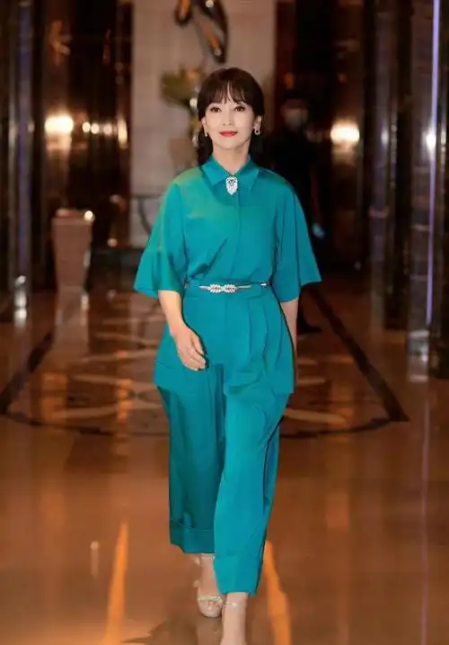 学69岁赵雅芝这样穿,让你看起来更加优雅得体又显年轻