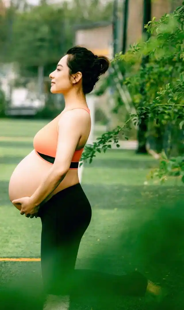 刘璇晒孕期写真,挺超大孕肚倒立一字马,奥运冠军风姿不减当年