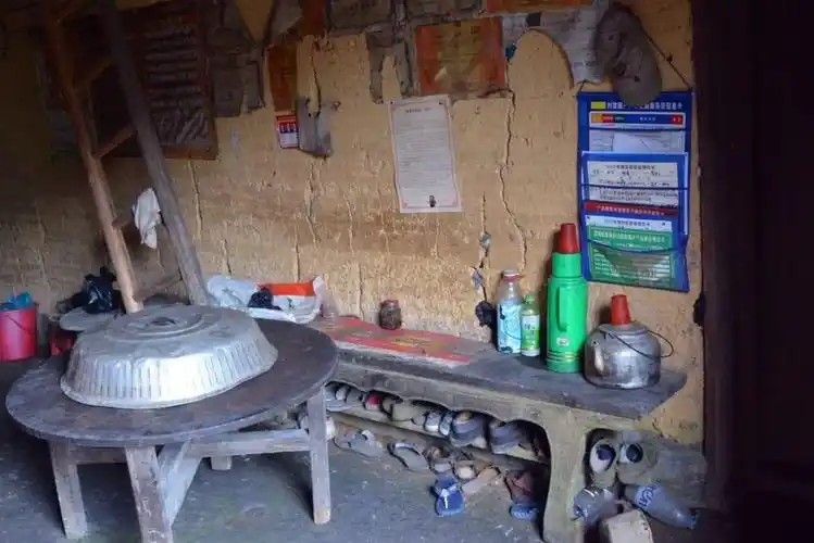 龙岸镇山口村的蒙老夫妇,今年皆已80多岁,目前仍住在一座老旧的土坯房