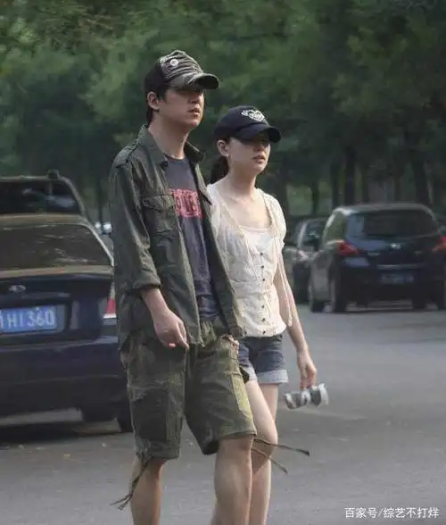 47岁潘粤明和女友尹姝贻逛街,感情稳定