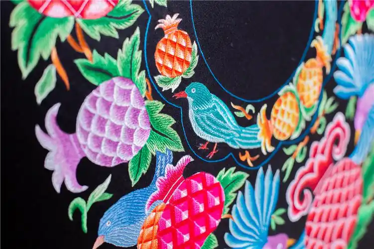 苗族手工刺绣石榴花榴花披肩壁挂围巾