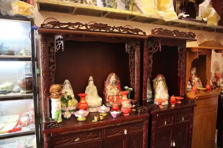 因此,但凡供奉神像,无论新塑的还是刚刚请回来的,必须先择良辰吉日