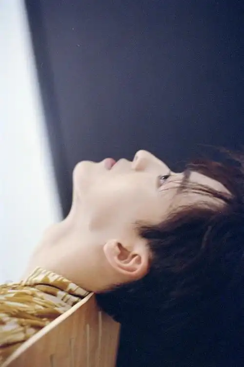 何洛洛胶片写真曝光仰头瞬间上演迷人喉结杀