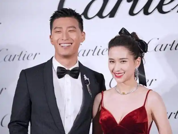 窦骁何超莲现身铜锣湾被偶遇窦骁吃饭戴着墨镜被吐槽刻意耍酷