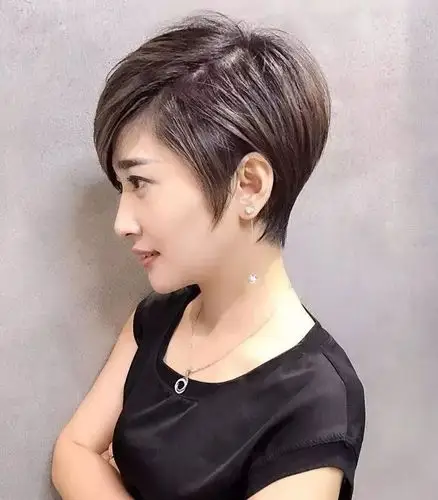 种最流行和时尚而且具有很强的个性化的短发造型,不但分有短碎发发型
