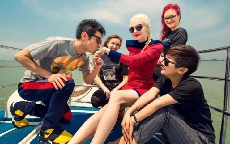 撒贝宁一家四口张家界登山!老婆长腿吸睛,混血娃白皙深邃似妈!