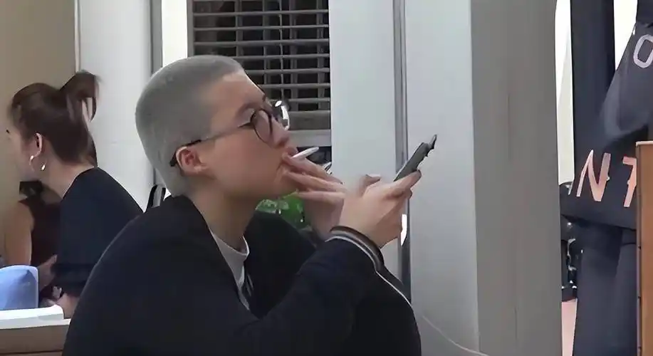 原创成龙70大寿私生女近照曝光24岁吴卓林流浪国外抽烟剃头引争议