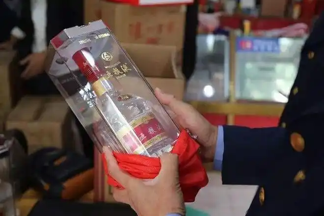 高价回收白酒可信吗高龄姥爷拿瓶五粮液测试真相猝不及防