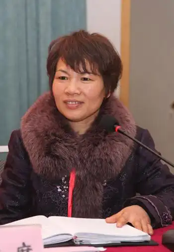 李香琴同志主持会议讨论