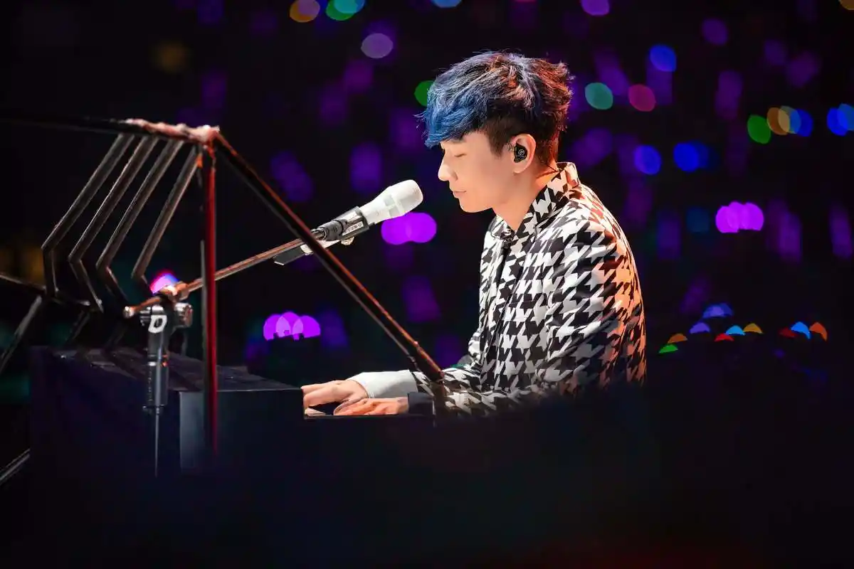 林俊杰"圣所"成都站台下"熊猫成海" 张靓颖带妈妈"追星" "教学"成都话