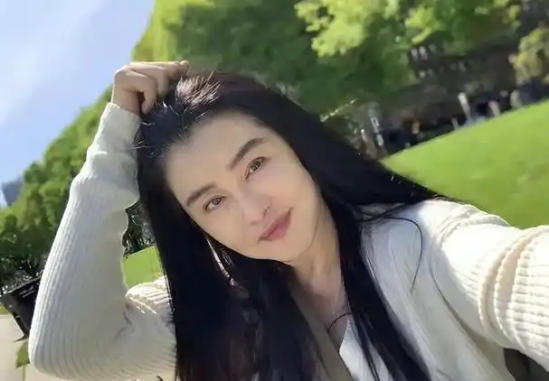 56岁王祖贤晒素颜近照,双颊下垂眼不对称似微调,没有结婚疑出家