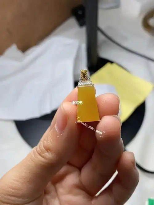 翡翠黄翡小无事牌平安牌18k白金镶嵌