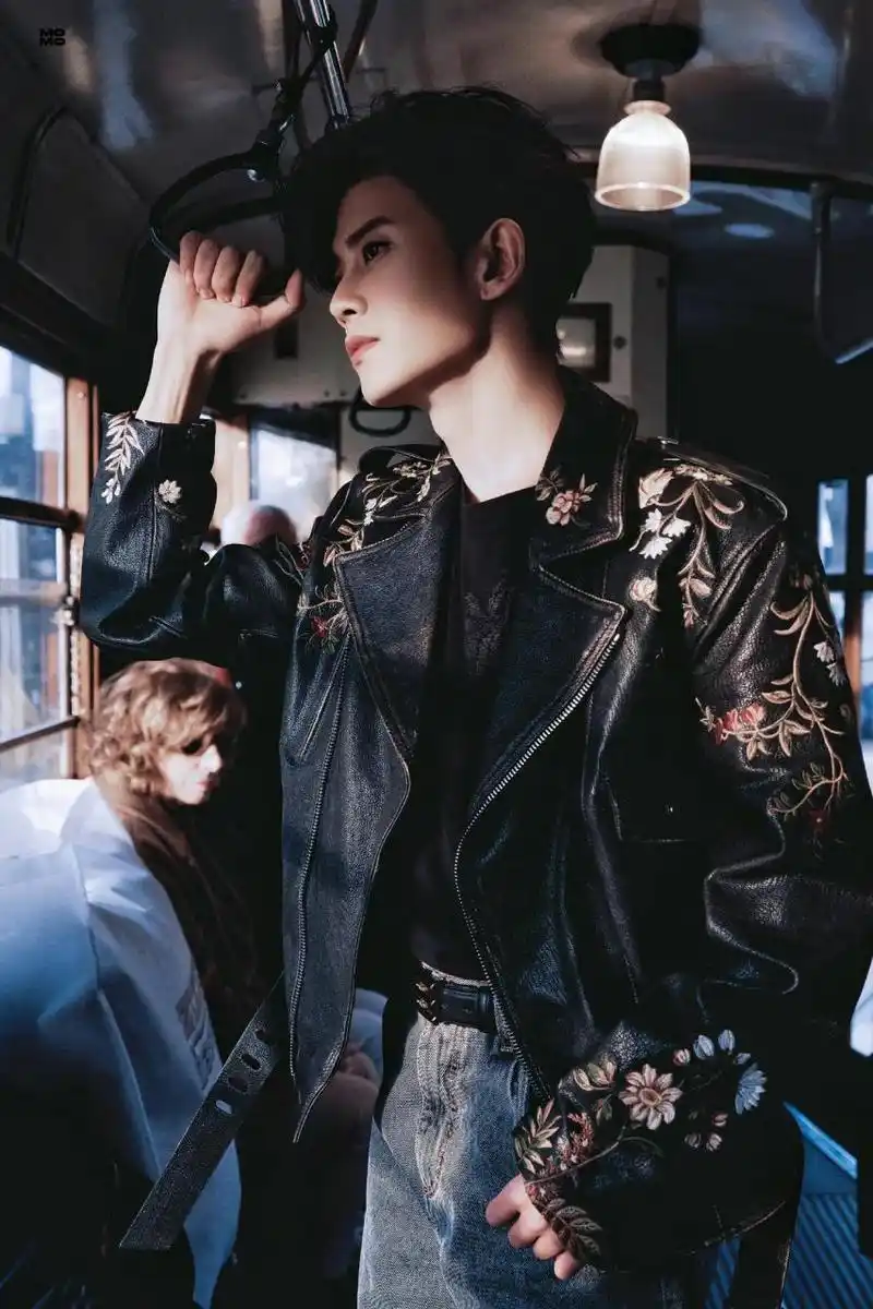 任嘉伦米兰时装周街拍,男生女相,这个脸长得真的太精致了,身穿皮夹克