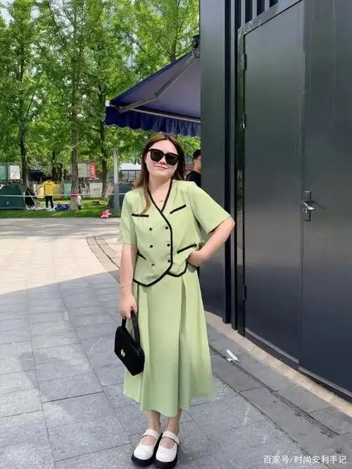 而微胖女人穿衣重点在于显瘦遮肉,如果很不幸又矮又胖,穿衣搭配要格外