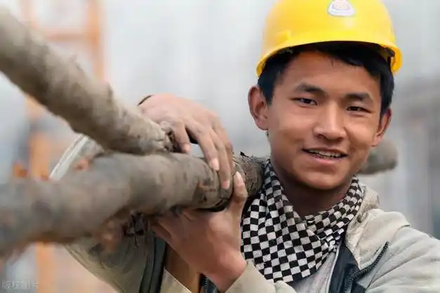 40岁男人哭诉给70岁大爷当住家保姆每月工资上万我却想逃跑