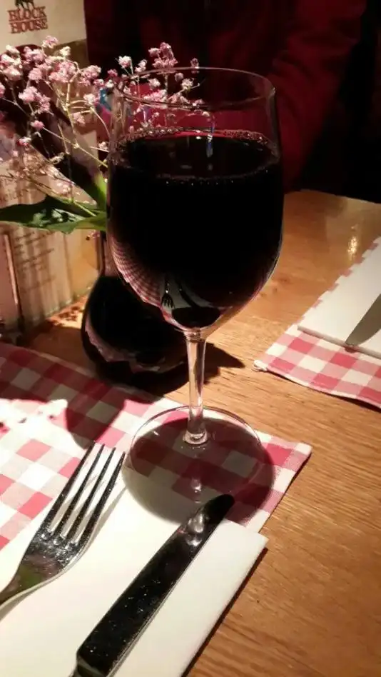 给我一杯忘记过去的酒, 酒杯太浅敬不到来日方长,杯中倒满无情 - 抖音