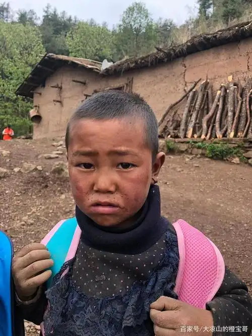 贫困山区学校孩子接受文具,贫困山区大凉山志愿者胡秋根图片