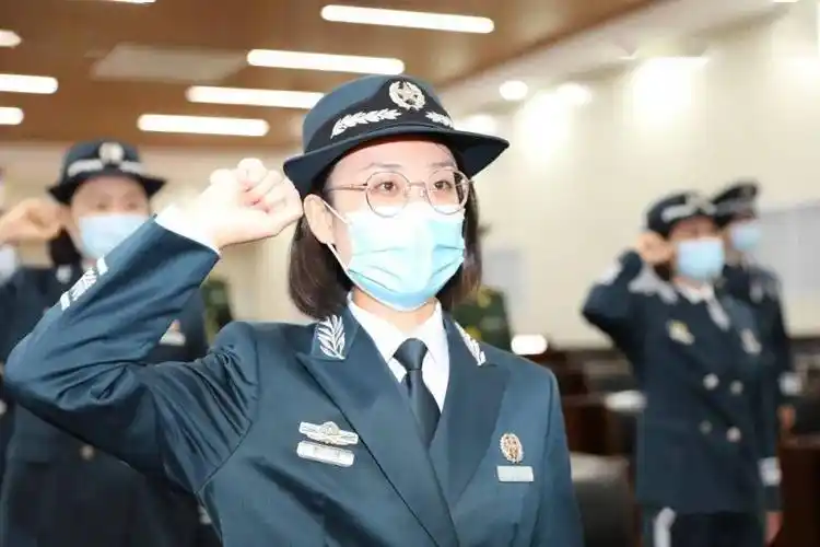 武警内蒙古总队医院举行首批社招文职人员授装暨宣誓仪式