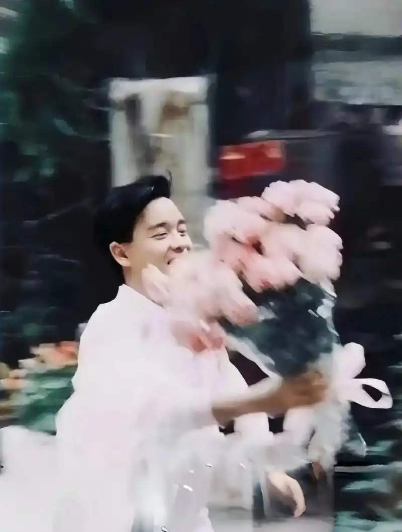 像是谁讲了一个笑话,青草开满鲜花 #当爱已成往事 #张国荣