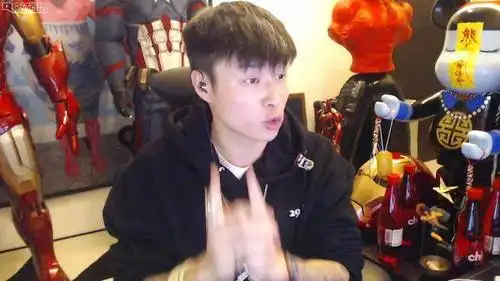 前段时间在前lol世界亚军中单卢本伟五五开的绝地账号被扒出封禁之后