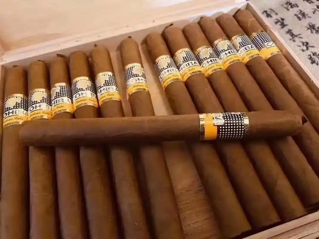 高希霸特冠cohiba coronas .抽吸第一口具有浓郁 - 抖音