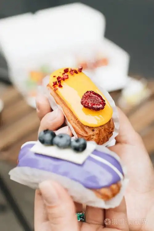 男性手拿美味的糖果,釉彩甜点照片-正版商用图片18qpxk-摄图新视界