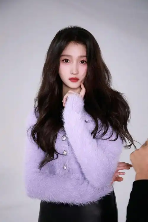 和杨紫一样被观众们看着长大的关晓彤,在清纯与明艳的风格中随意切换.