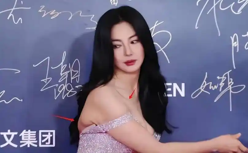 原创尴尬了张雨绮红毯亮相惊现赘肉身材臃肿让人大跌眼镜