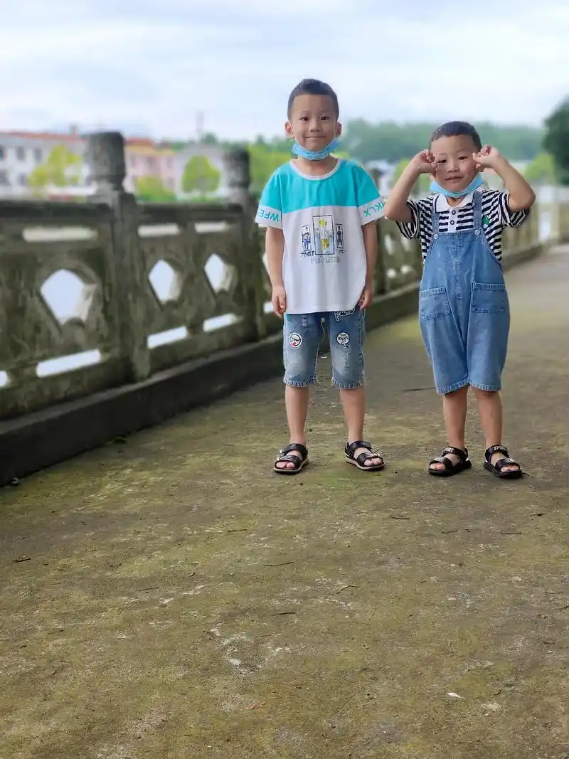 两个小朋友自己选的照片