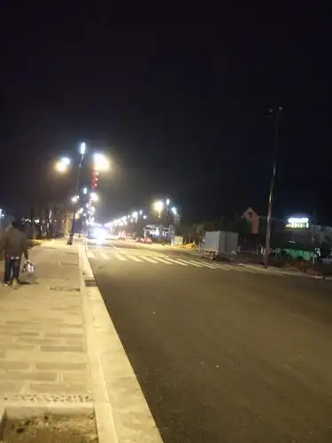 夜晚,车子在宽广的大马路上来来往往.