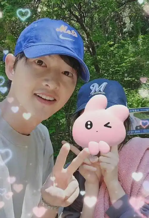 李敏镐很温柔的遮住了老婆的画面,随后阻拦拍照