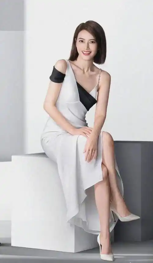 高圆圆的美腿圆润,脚踩细高跟,银色尖头高跟,优雅迷人_魅力_场合_建议